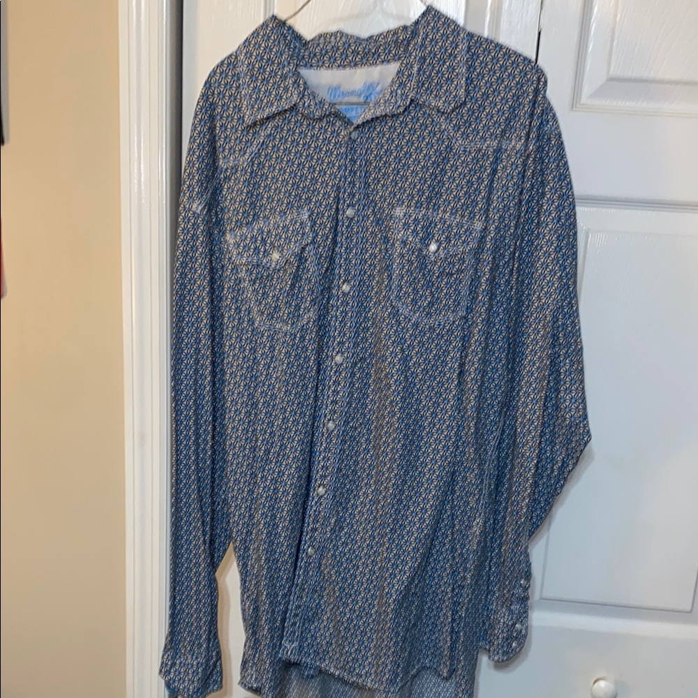 Men’s Wrangler pearl snap western shirt.